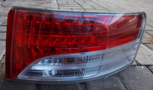 Toyota - Avensis - Kombi - (2009 - 2012) - Oświetlenie / Lampa tylna  prawa