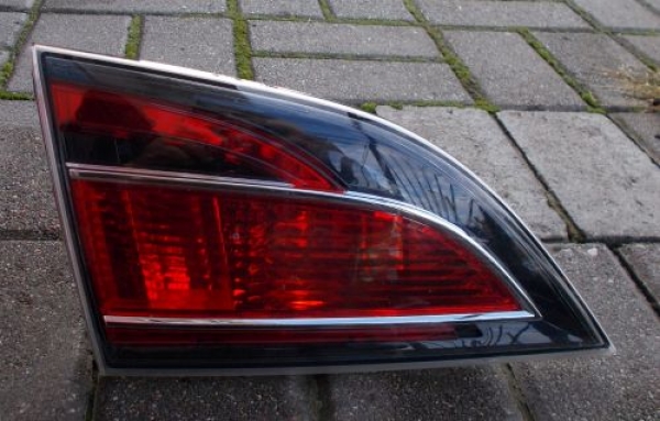 Mazda - 6 - Kombi - (2010 - 2013) - Oświetlenie / Lampa tylna lewa wewnętrzna