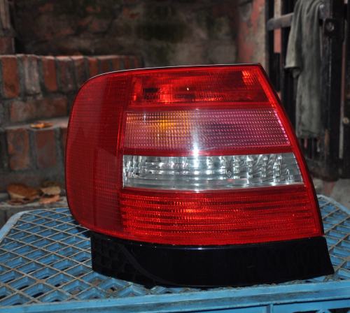 Audi - A4 - (1999 - 2001) - Oświetlenie / Lampa tylna lewa