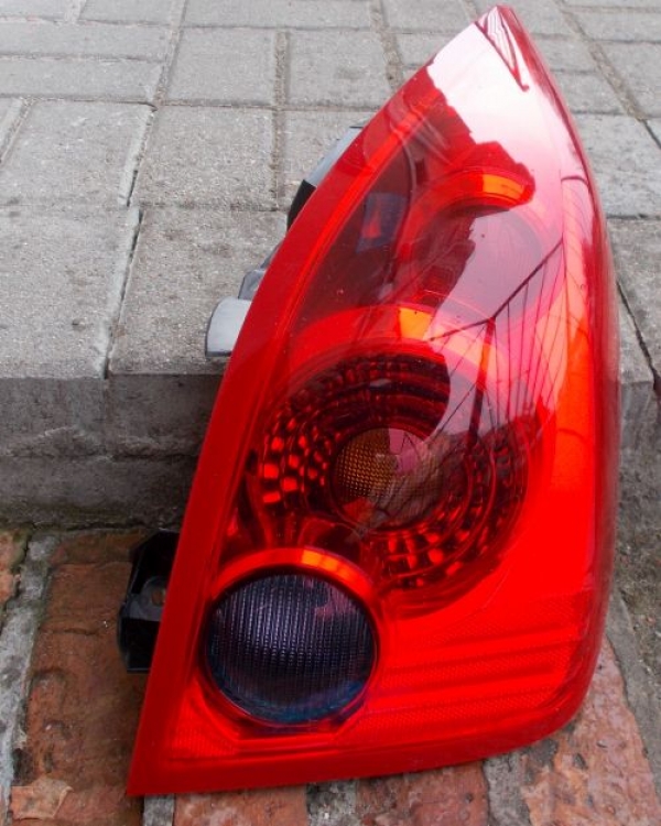 Nissan - Primera - 5 drzwi - (2002 - 2005) - Oświetlenie / Lampa tylna  prawa