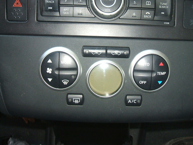 Nissan - Tiida - 5 drzwi  - (2008 - 2011) - Wnętrze / Włącznik nawiewu
